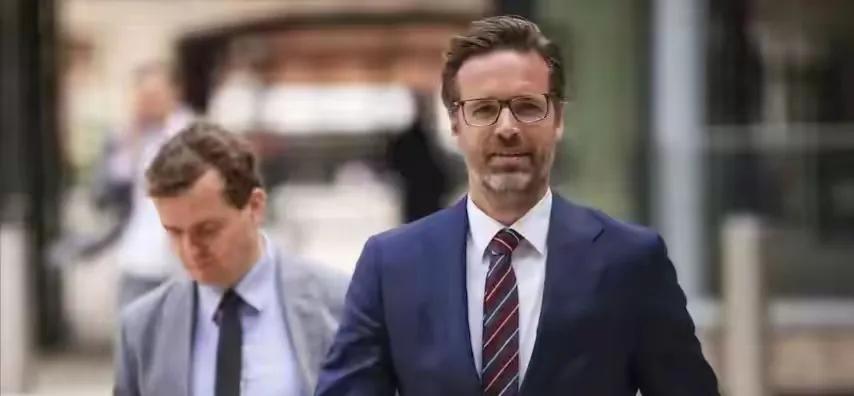 荷兰不给中国光刻机，却执意继续卖给华落后设备。

这位荷兰外贸大臣，早前因为不当