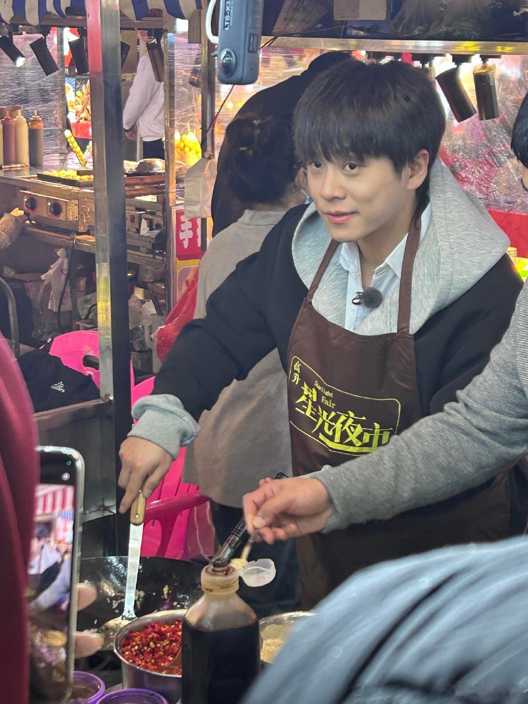 长沙夜市偶遇武艺 网友在长沙夜市偶遇武艺在炒饭，怎么有种憨厚又老实的气质啊，有种