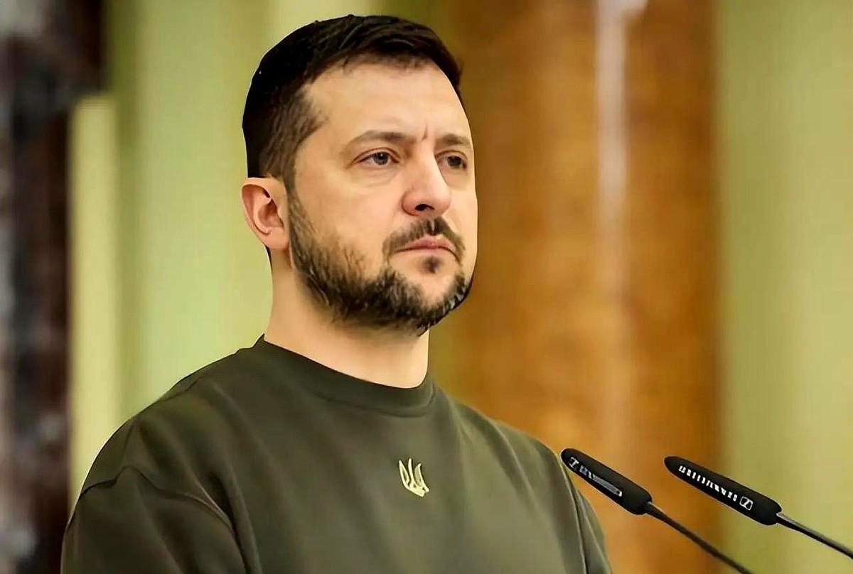 果不其然。
 
基辅街头有一拨人突然出来喊话，点名指责泽连斯基，要求其下台。据多