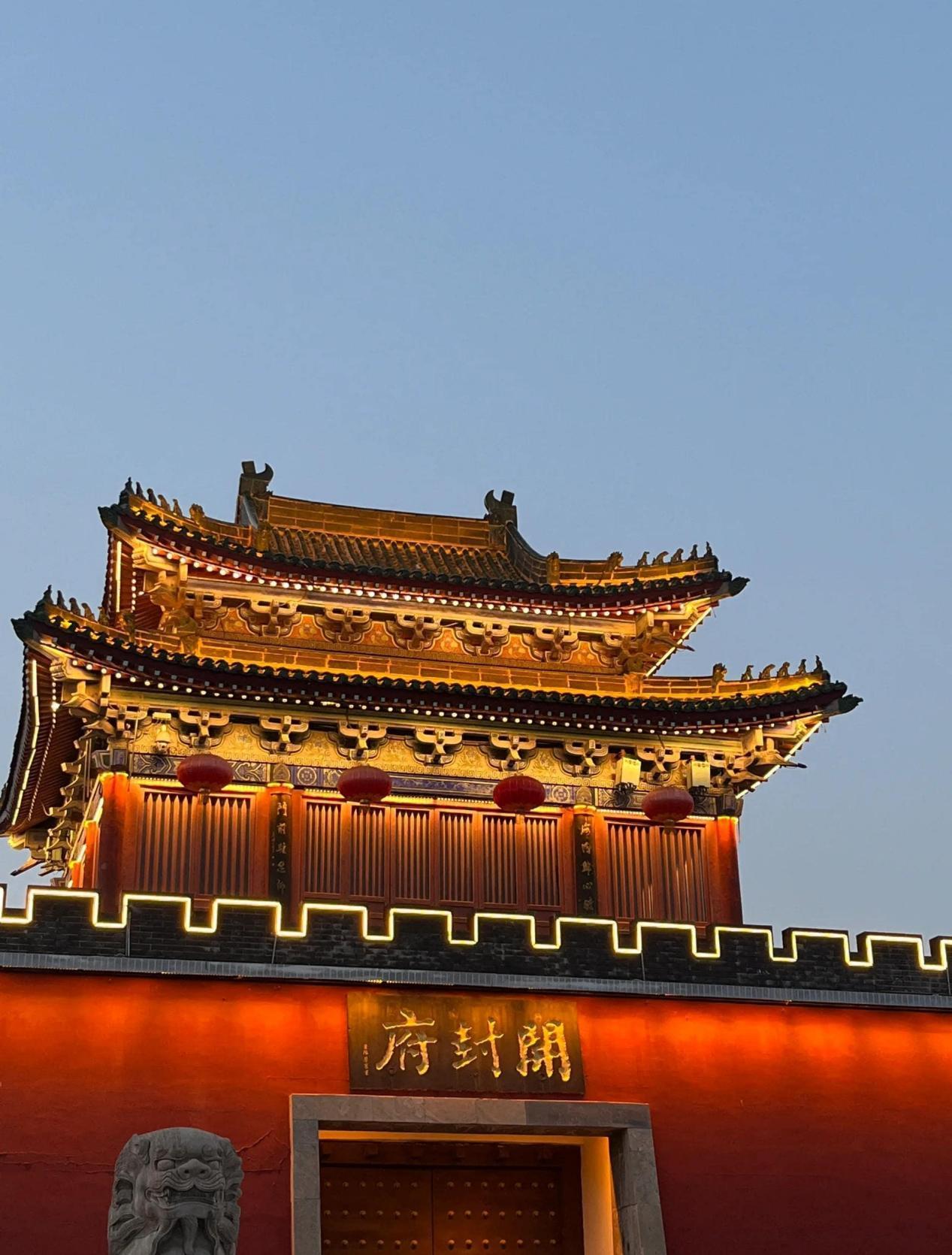 开封城竟然是城摞城。

开封地下，埋了六座城。城挨城叠，最深处在地面以下约十五米