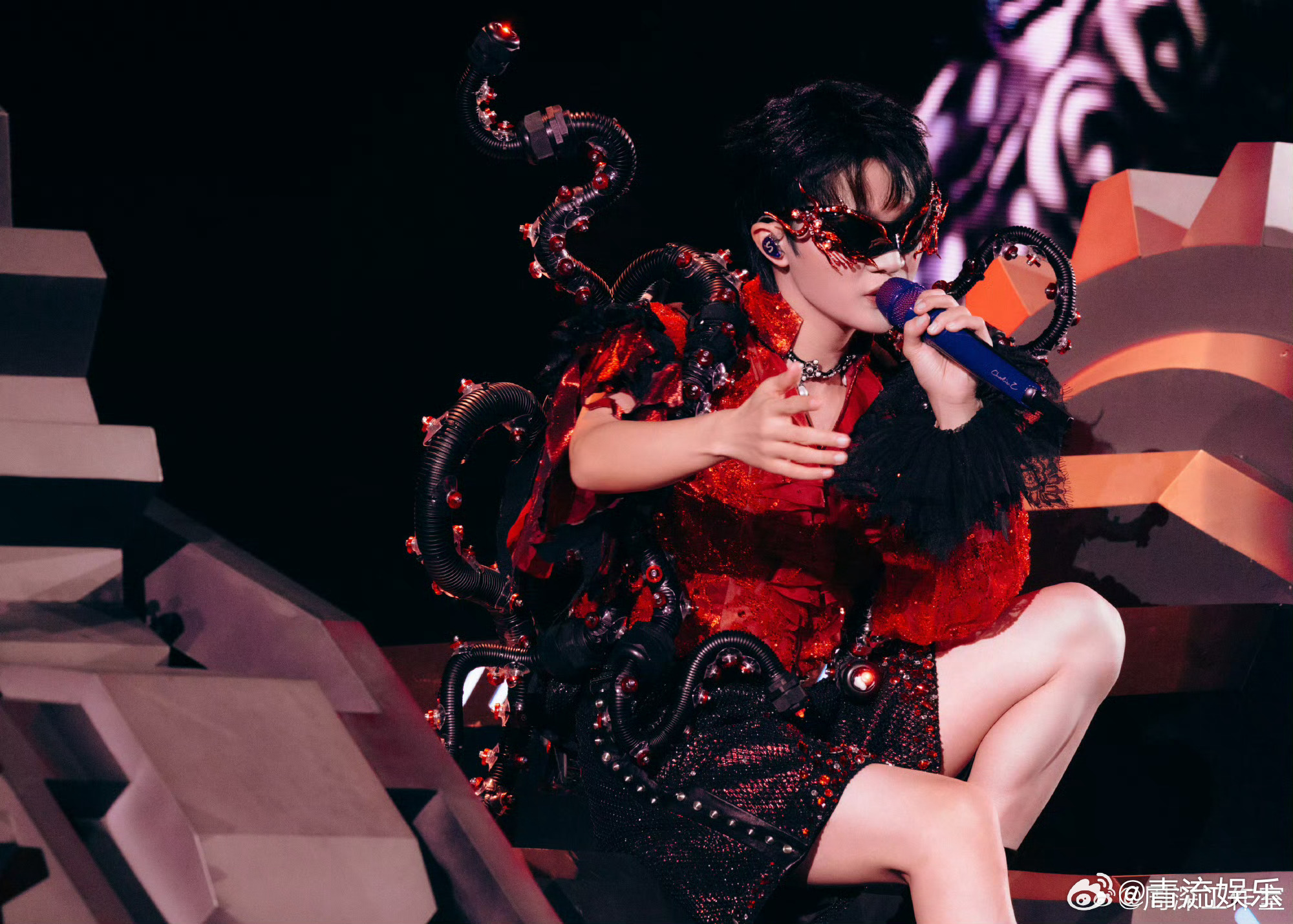 周深2025深深的巡回演唱会周深红黑未来感造型周深哈尔滨演唱会舞台照🈶这个红黑