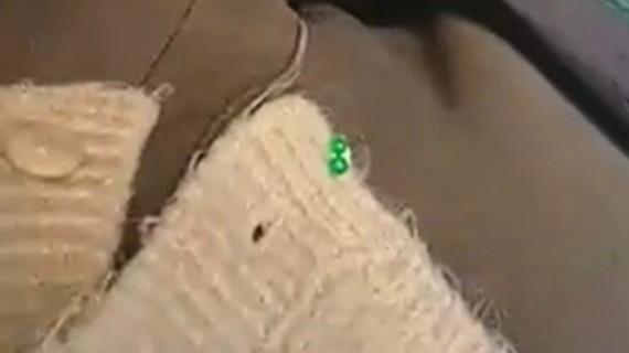 女子在购物时无意中将价值不菲的翡翠耳环粘在毛衣上，事后主动逐家询问，最终如数归还