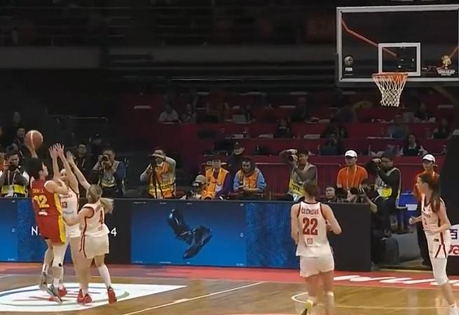 陈玉婕压哨抛投，帮助中国女篮59-53领先捷克
北京时间3月15日，中国女篮与捷