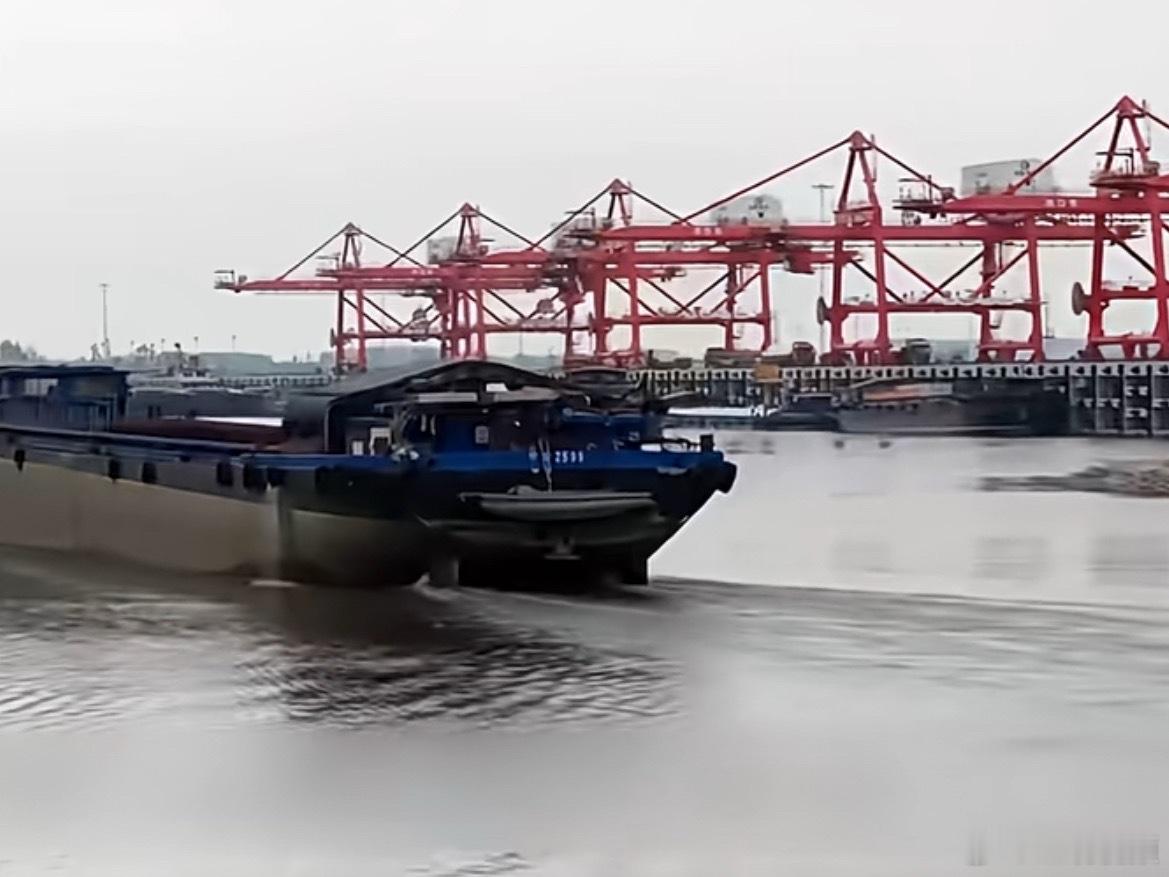 河南汽车出海再添水运新通道 近日，周口港—连云港港河海联运汽车出口精品航线开通，