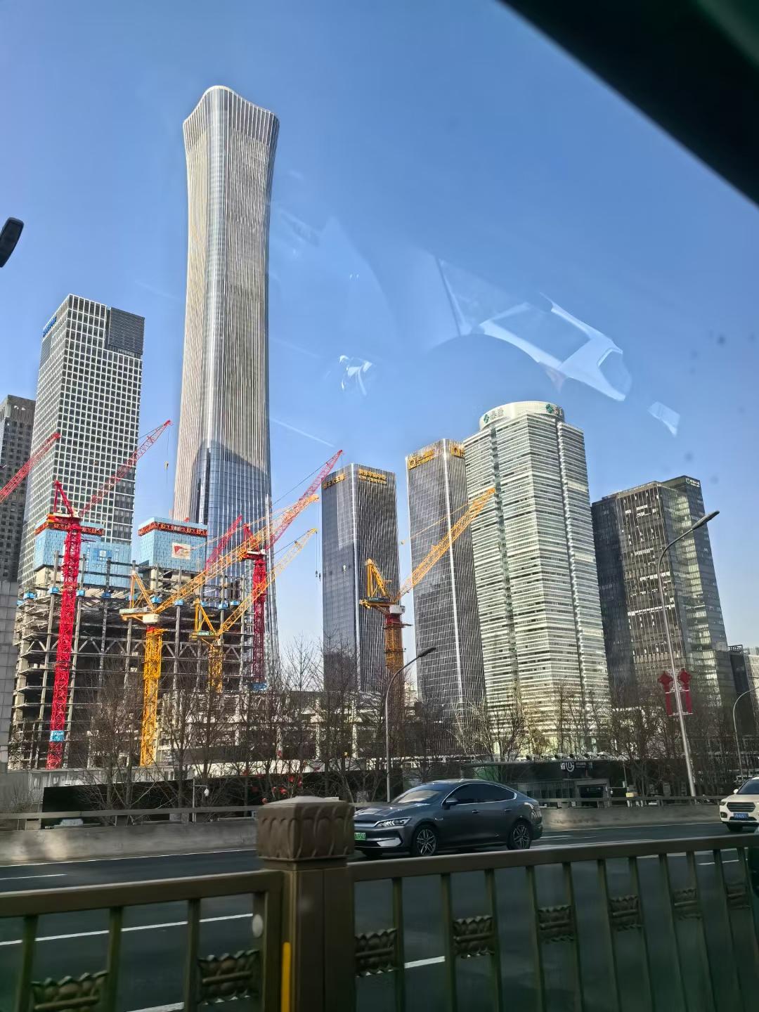 【老妈有言，都市生活的“瘦身哲学”】
近日，母亲大人一番感慨让我深思：“这种城市