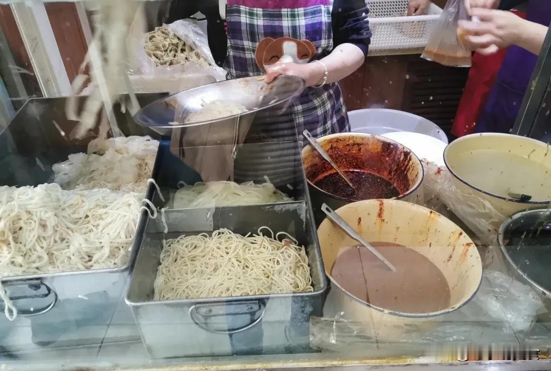  铁路局闹市中心，每次都过来吃一次，20年的老味道，这家店开了也有20年了，从2