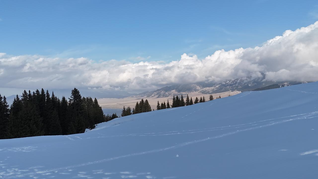 冬日雪景，静谧山间，云雾缭绕，宛如仙境。
