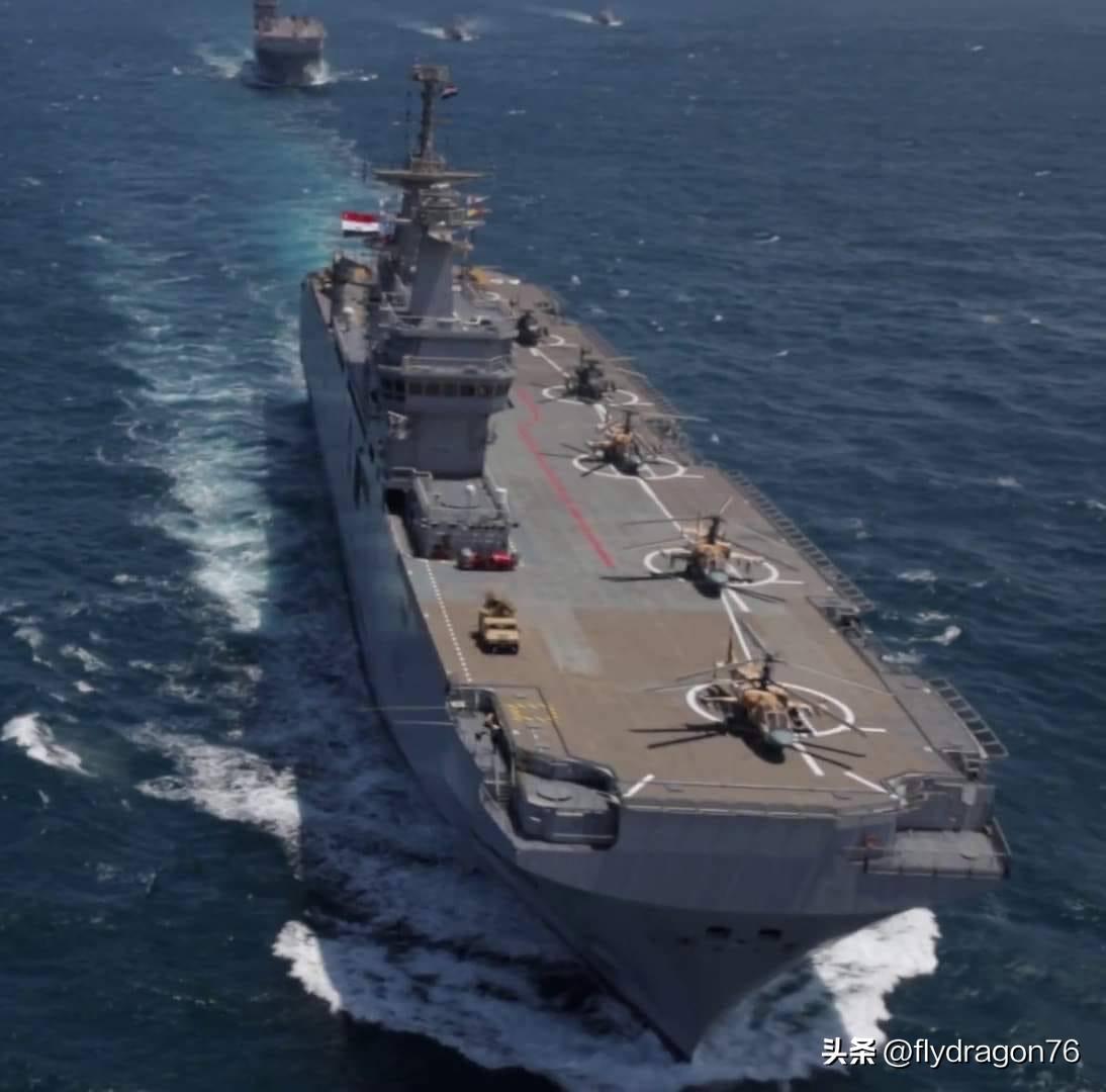 🇪🇬演习期间，埃及海军“西北风”级两栖攻击舰甲板上的卡-52与AH-64D直