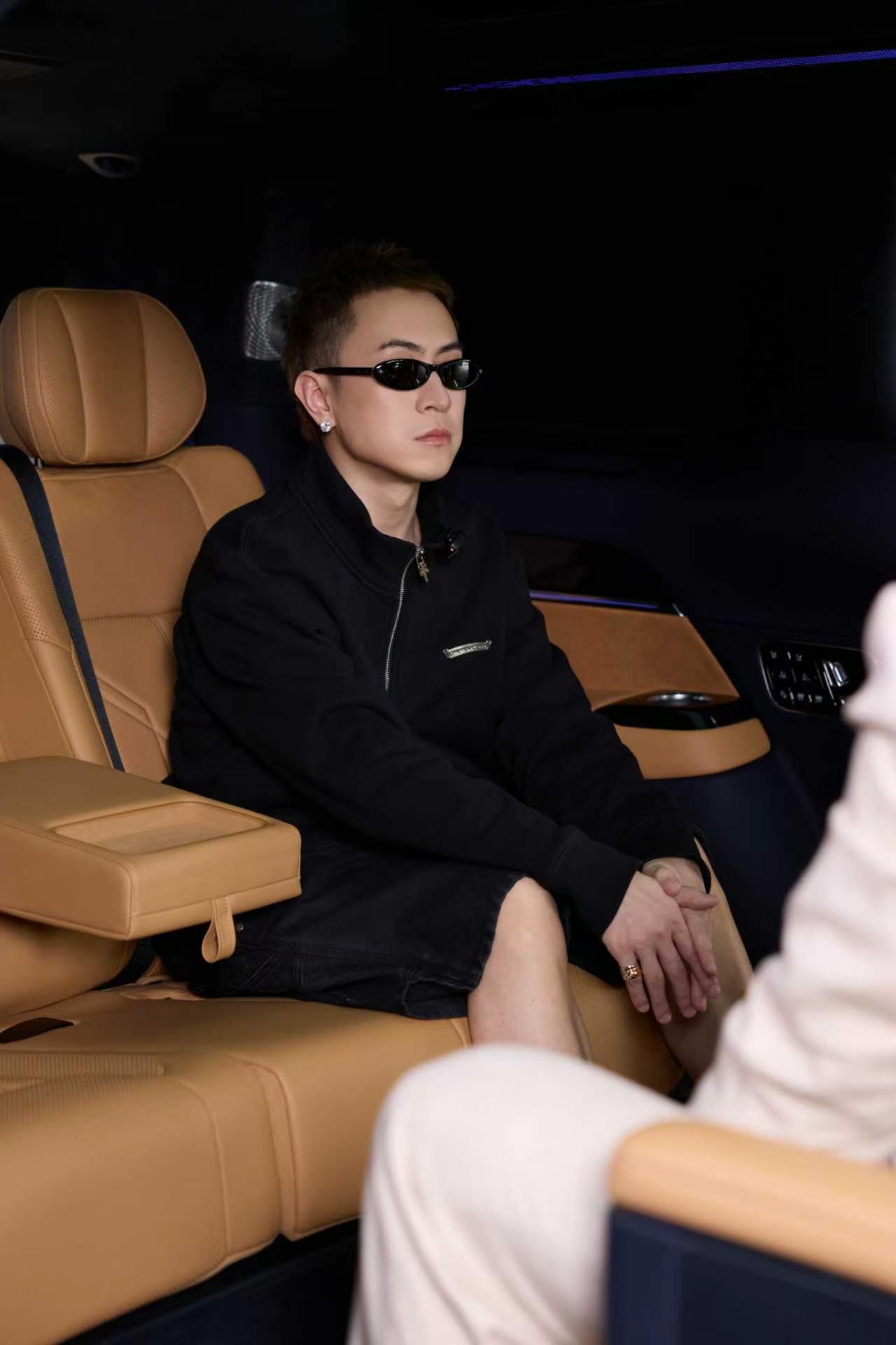 秦奋现身提车从设计到驾乘舒适度，国产汽车产品力持续攀升。资深豪车玩家秦奋选择焕新