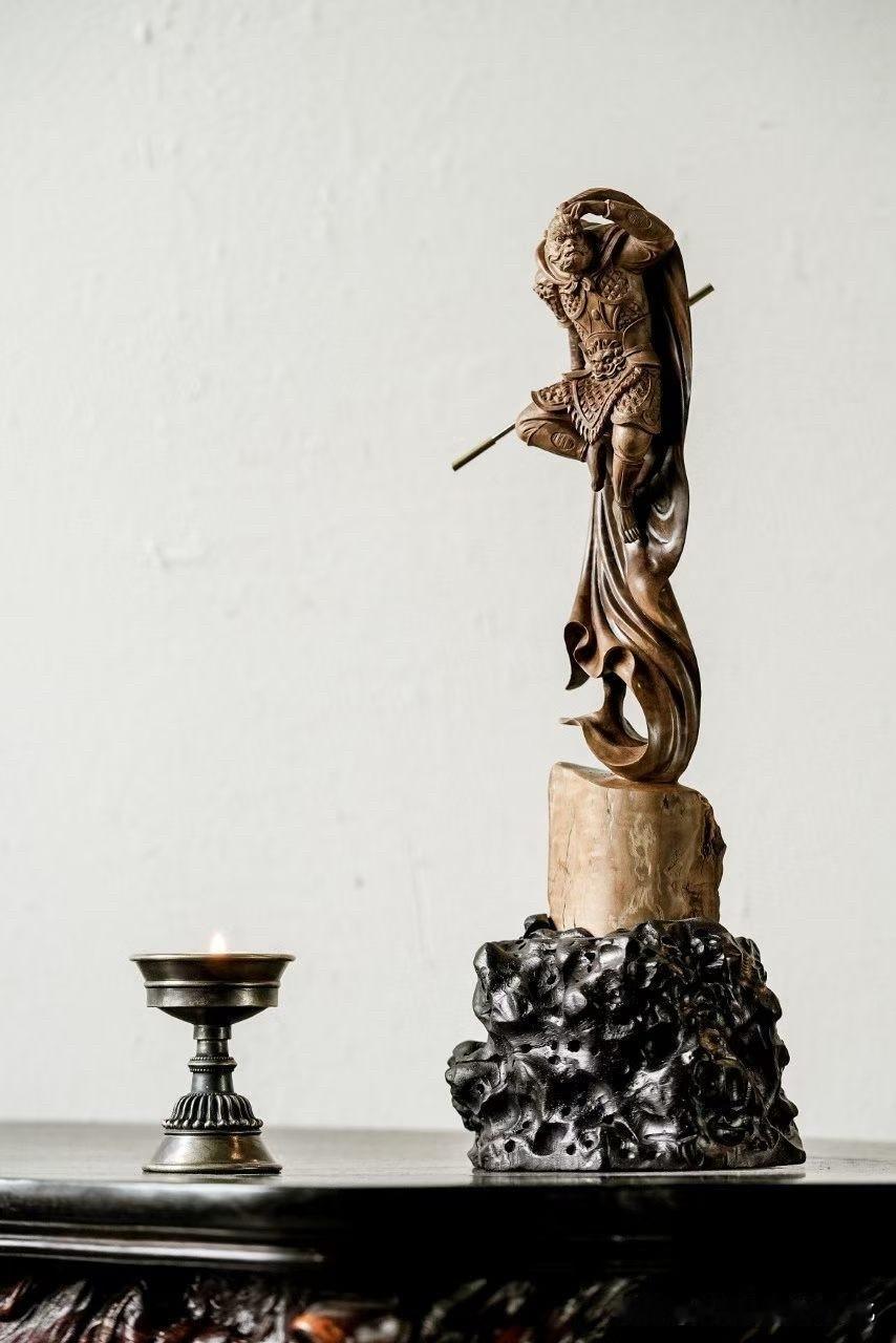 有些“势”，不是张扬出来的，
是收住之后，才更见锋芒。

这一尊斗战胜佛，
骨架