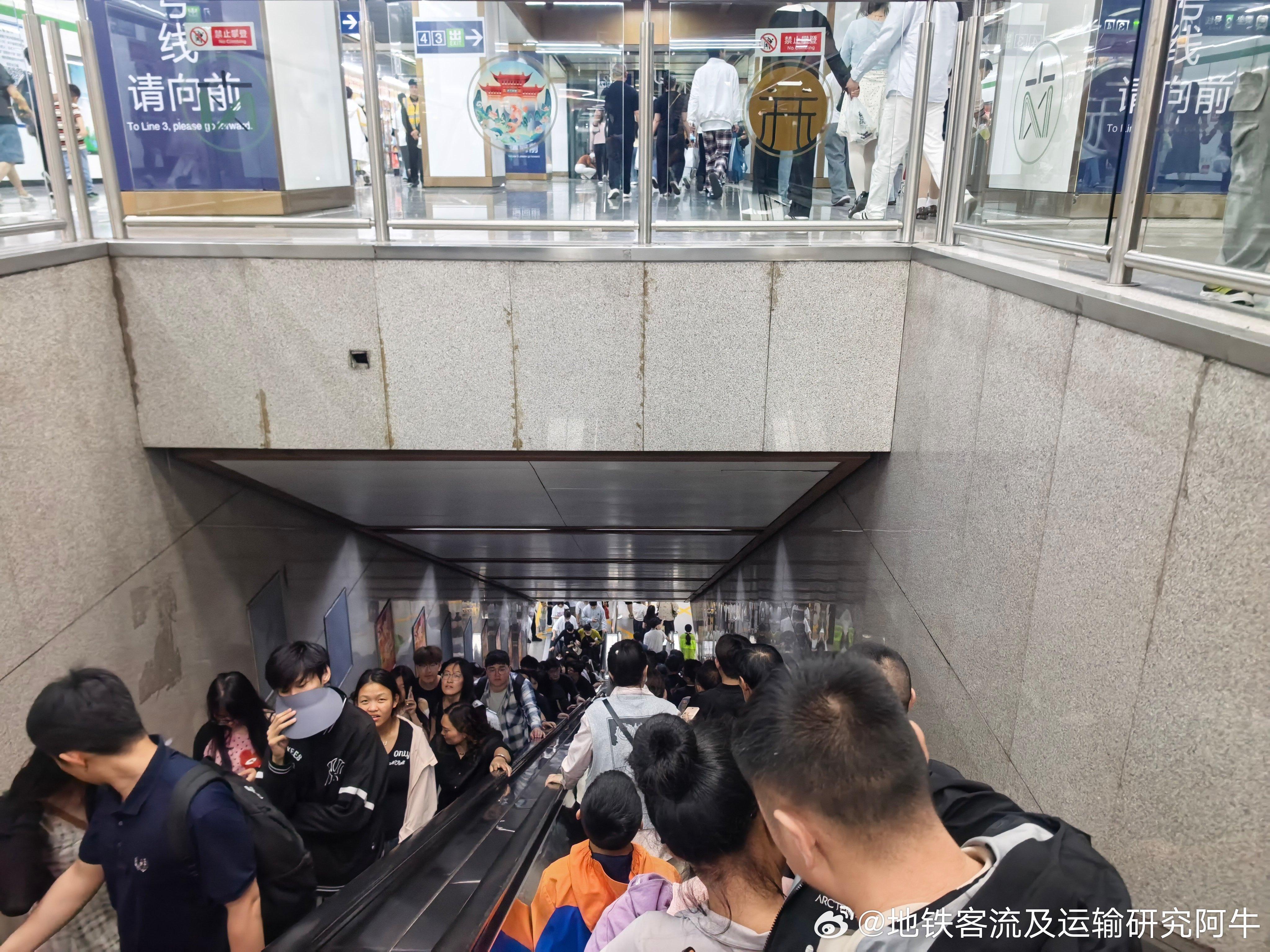 南京地铁网友：2026年5月4日（周一，五一假期第四天晚间客流）20：09南京地