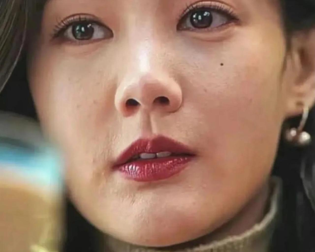 跪求李一桐的皮肤保养秘籍，是怎么由《狂飙》里卡粉的状态变成这样超近高清怼脸，妆容
