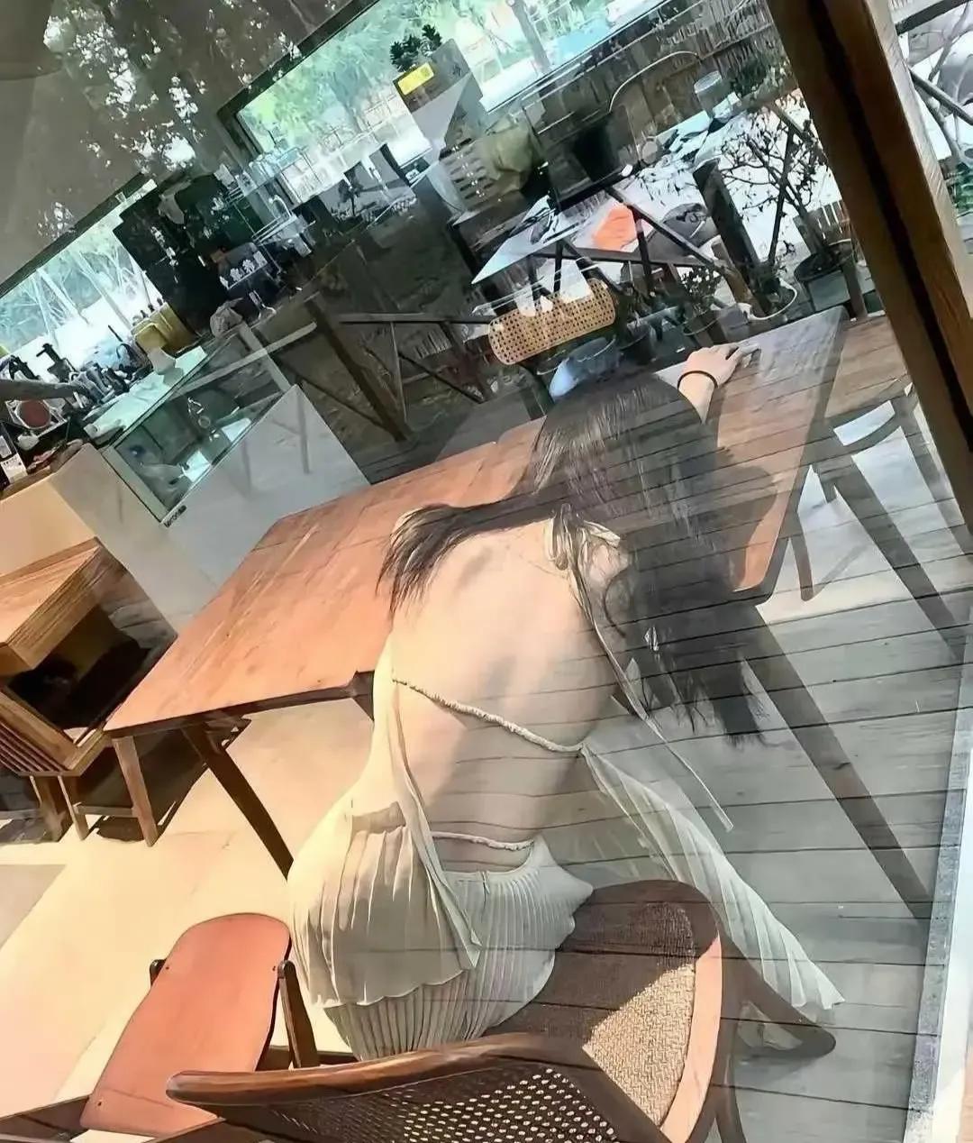 外外面的一个早餐店见到的，看样子是头天晚上喝多了，虽然不是很冷，但是这个时候也不