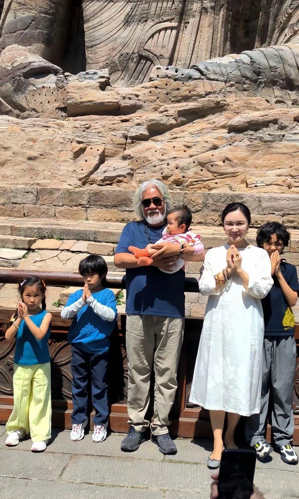 今天张纪中杜星霖夫妇带孩子在大同旅游。旅游一天转几个地方，孩子又多，交通工具选的