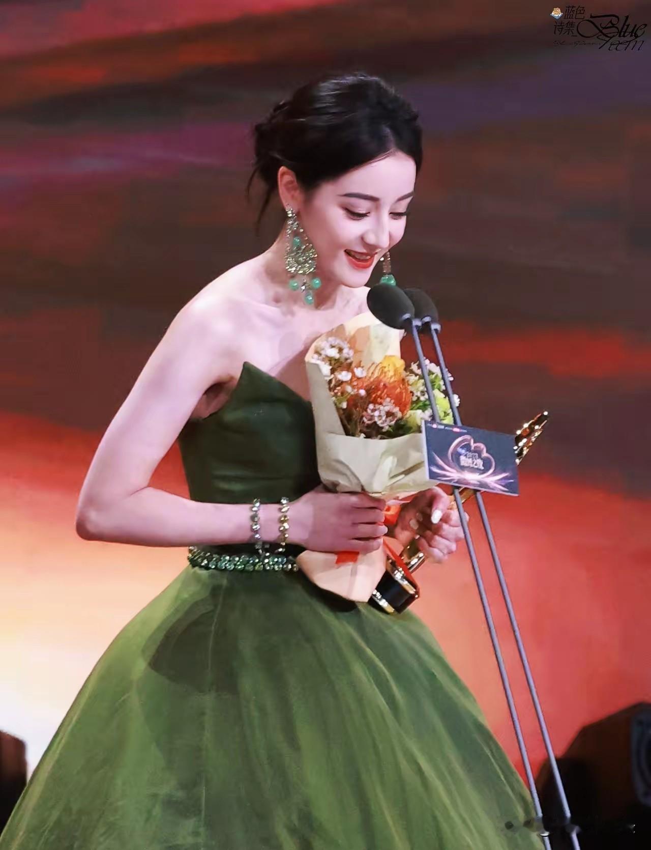 大家发现了吗？绿色是一个很明媚的颜色，自带一种“岁月静好”的松弛感，一袭橄榄绿，