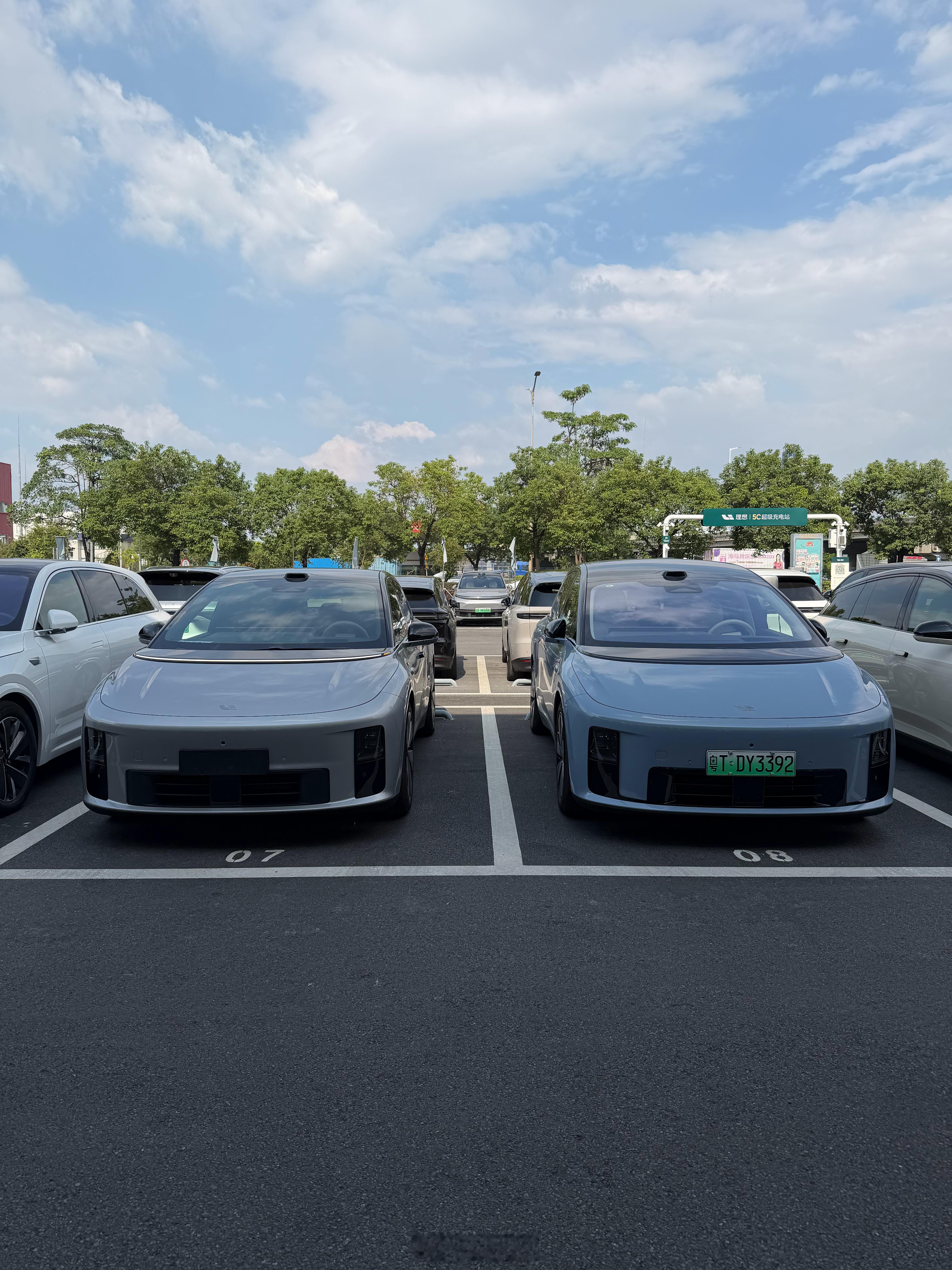 理想纯电i6 i8同框，你分辨得出来吗？[笑而不语]理想i6上市理想i8﻿ ​​