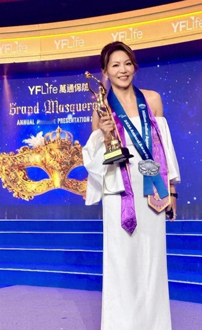 林晓峰前妻转行卖保险业绩创新高，拿大奖满面春风，年收入250万 