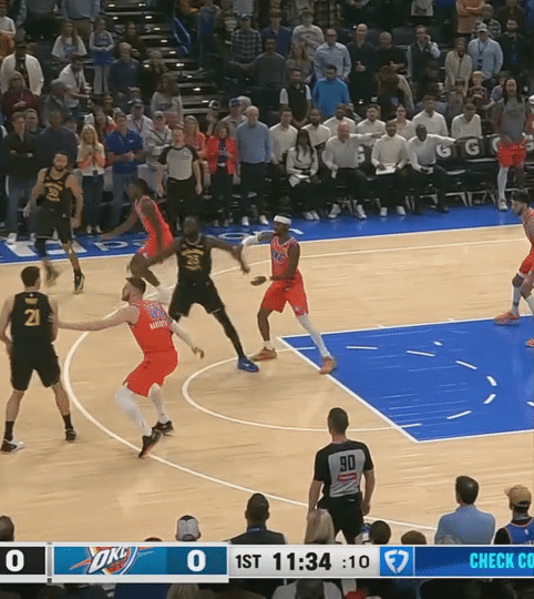 斯蒂芬库里的无球跑位依旧属于顶级，打无球其实是最能体现技术含量和团队配合的。无球