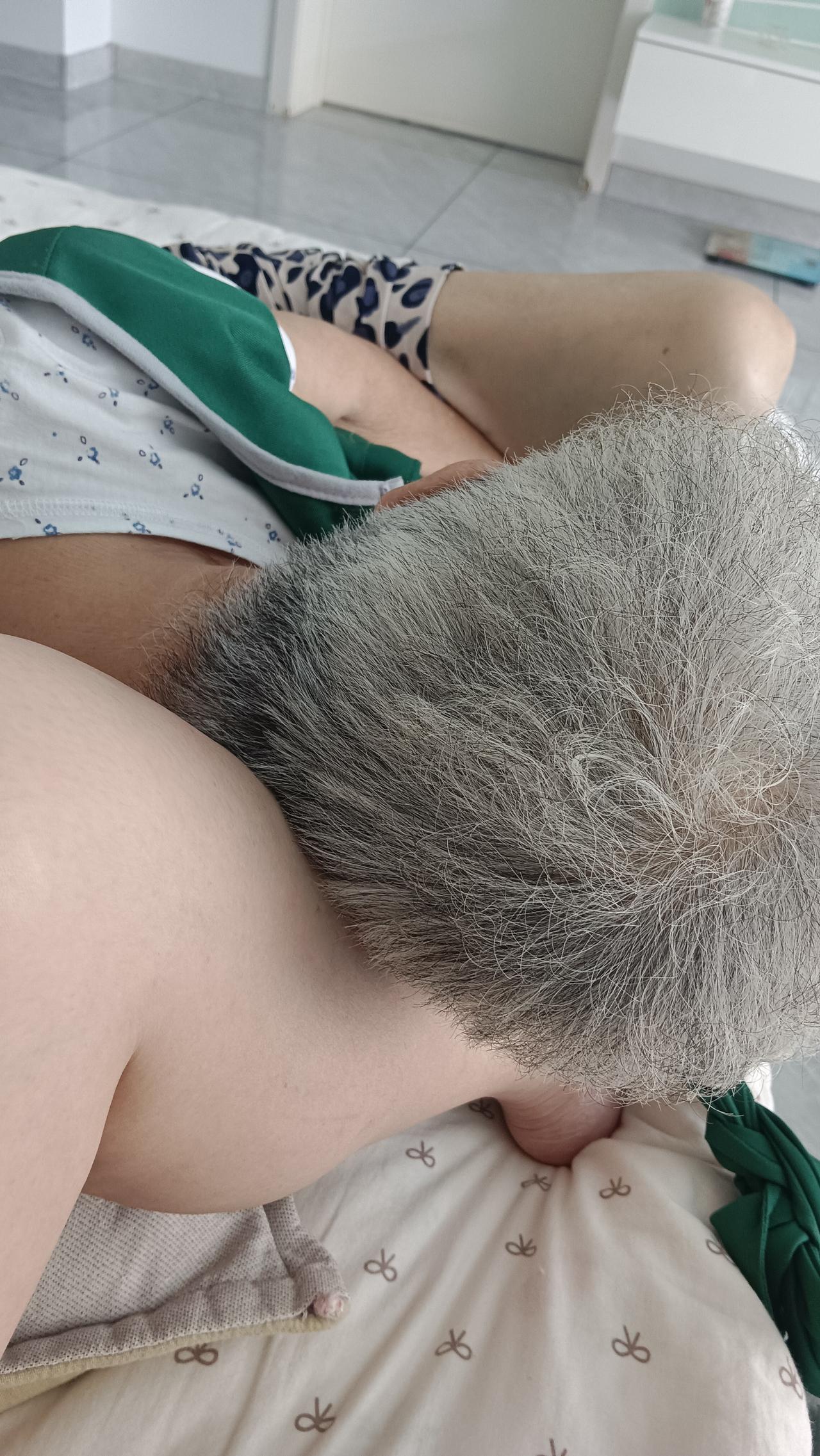 闹了好久的阿姨，终于靠着我的腿安心睡去。认知症带来的不安，在陪伴里暂时平息。照护