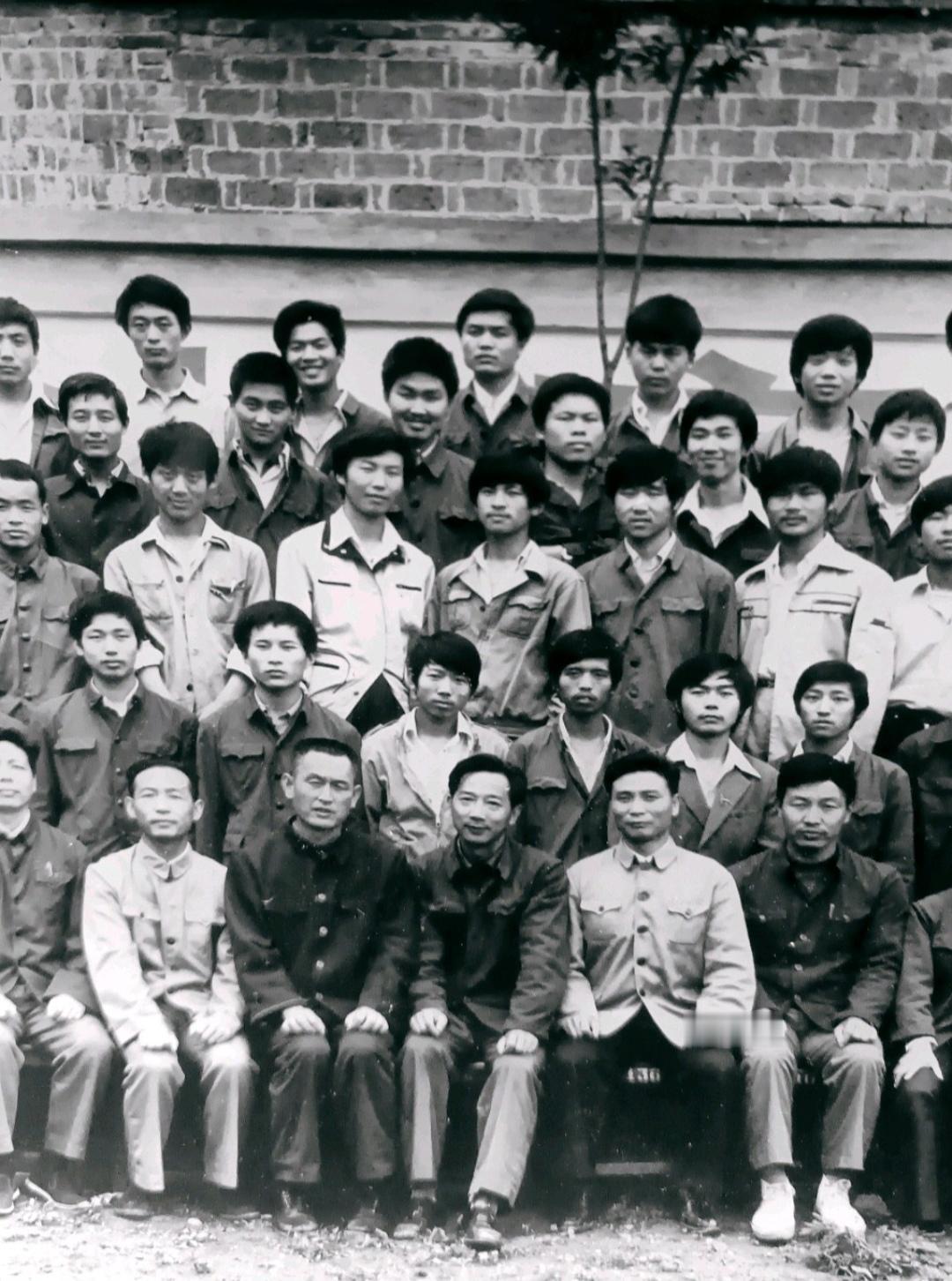 埋头搞技术的难当官！
20多年前，我曾在一家大型国企工作，因为一线工人又脏又累，