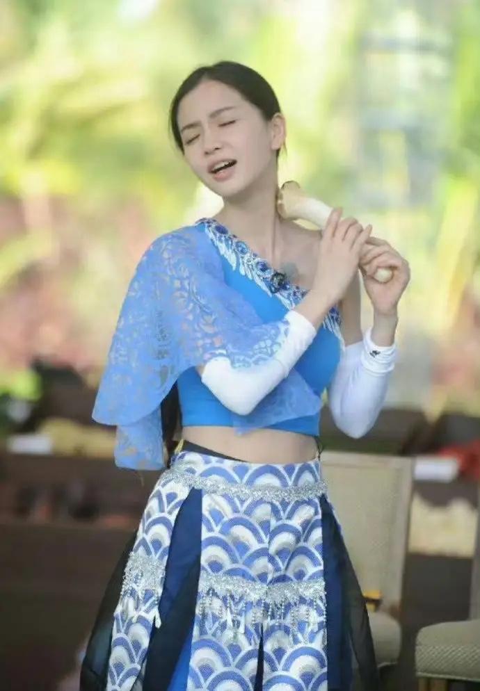 杨颖手上拿的是什么东西，看上去非常享受的样子