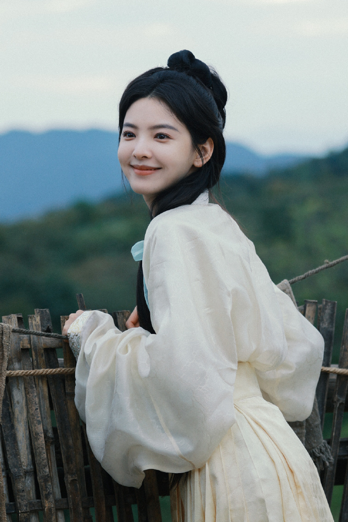 #章若楠稻香阵阵话桑麻##章若楠质朴素衣# 在这质朴素衣的包裹下，章若楠的美更加