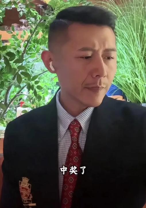 大冰直播的时候，有个粉丝连麦上来，声音都在抖。他说自己中了1300万，交了税、捐