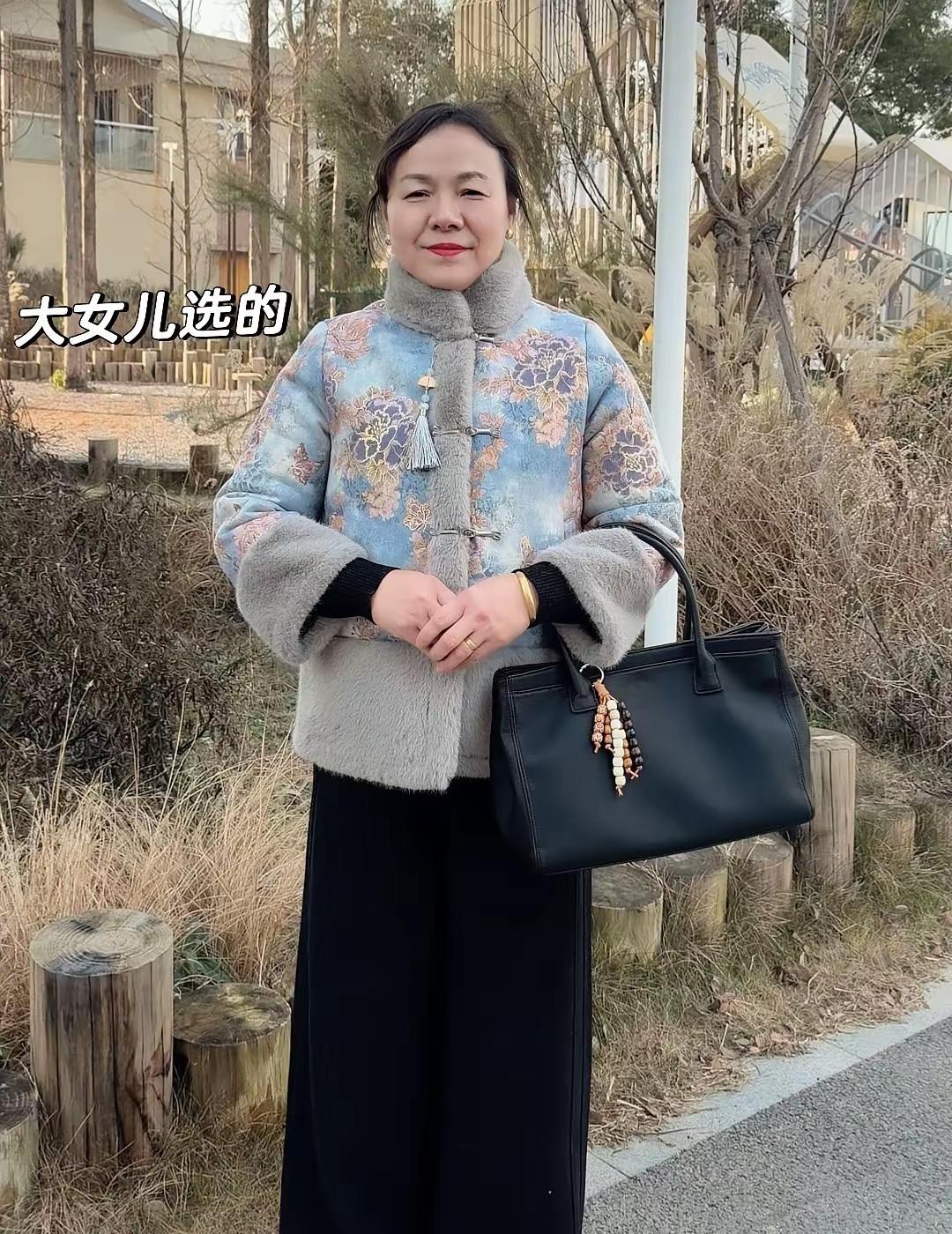 好纠结！快要过年了，准备一件新衣服过年穿，友友们帮看看，这几件衣服，我这喝年龄穿