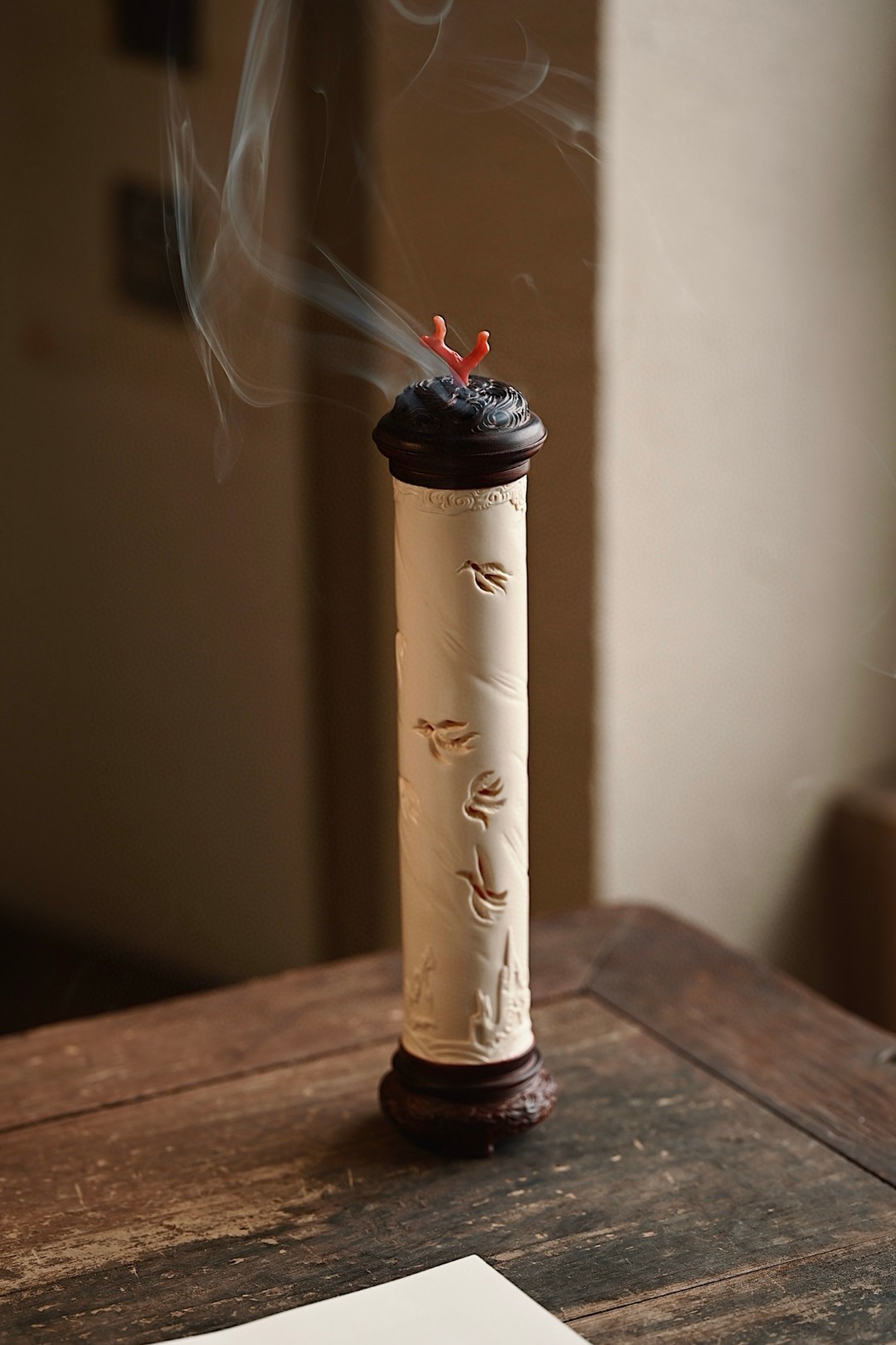 猛犸×紫檀 | 雁南归 香炉雕刻纹理似雁子，刀法遒劲，灵动有致，富有层次，置文房