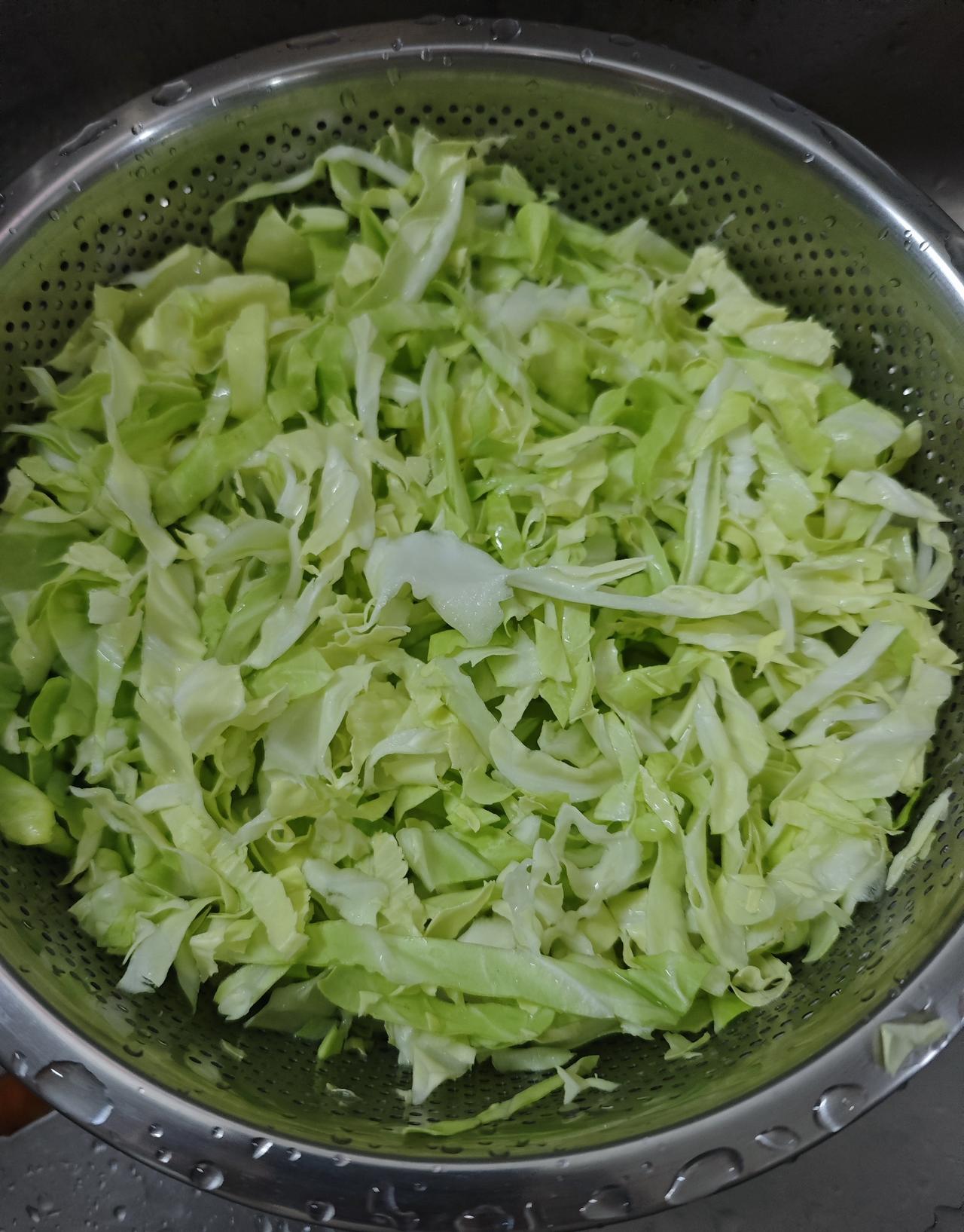 台风"白海豚"总算是过去了，风雨小了，零星下点雨，风也温柔多了，也能出去买菜了。