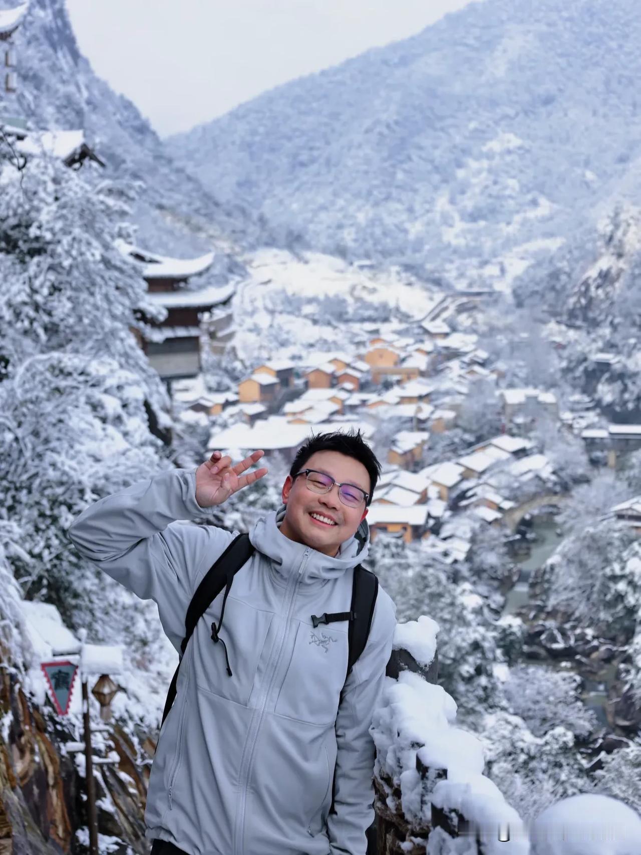 以下是一些年轻时比较豪气的话，供你参考：
 
- “仰天大笑出门去，我辈岂是蓬蒿