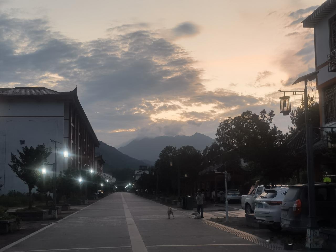 来自宝峰的相亲小站。
今天，有两位朋友过来，他们姐弟俩人在婚姻上都有过坎坷。
姐