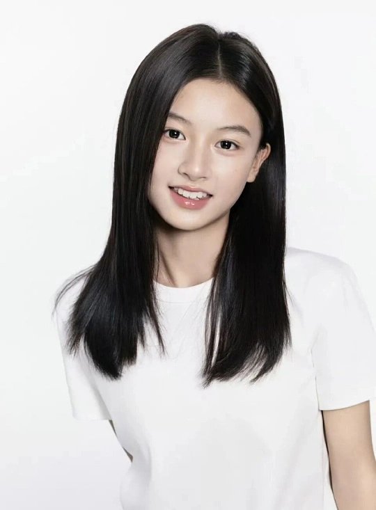 赵钰琪14岁的美人胚子终于懂什么叫天生上镜脸。别人需要造型、滤镜烘托氛围，14岁