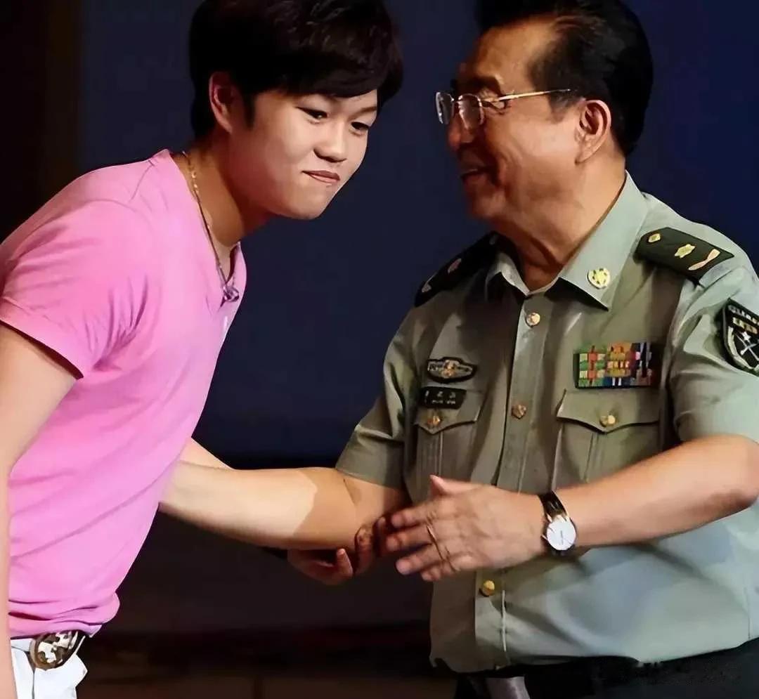 突发！李双江30000退休金被曝连夜转移资产，梦鸽李天一回美国


李天一凭一句
