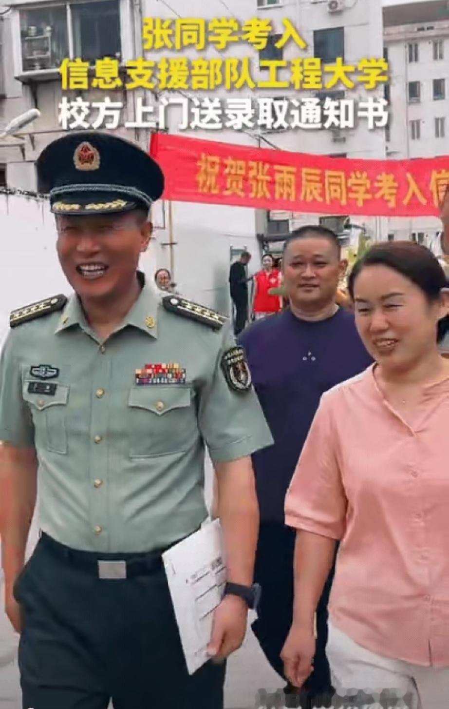“火到人民日报了！”山东淄博，一位母亲正在家做饭，听到小区里面挺热闹，她以为是谁