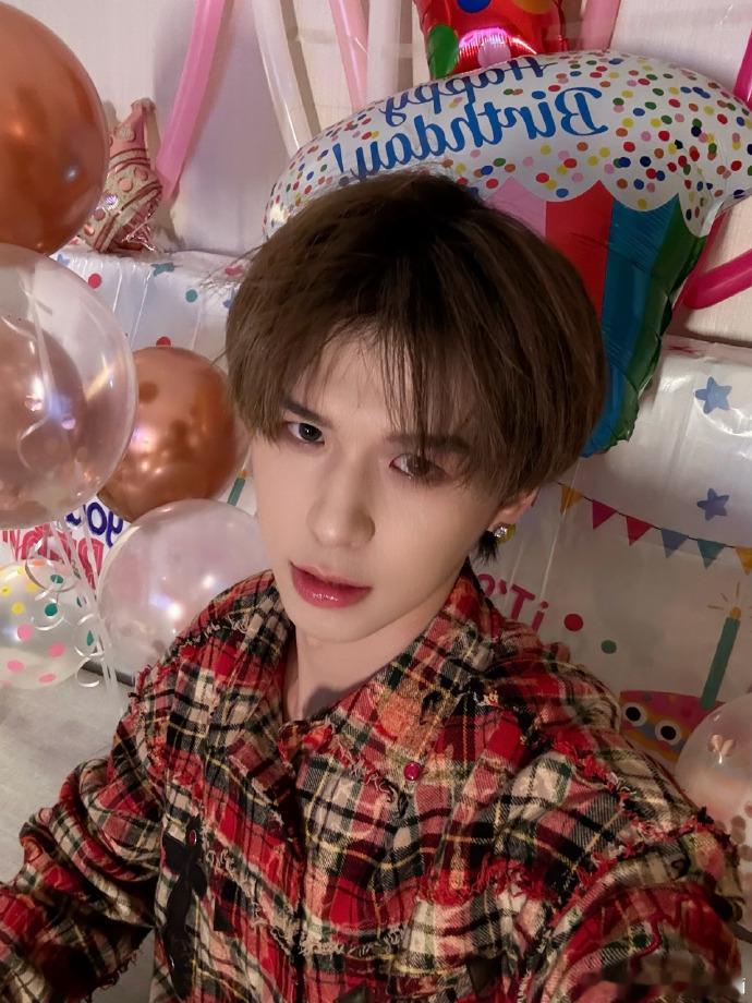 #何浩楠给自己画的雀斑妆#何浩楠自己画的雀斑妆太有特色啦！那星星点点的雀斑，仿佛