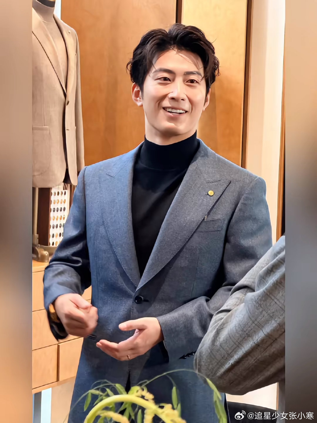 窦骁仍戴着婚戒窦骁还戴着婚戒参加活动，这哥挺低调的～窦骁还戴着婚戒参加活动 ​​