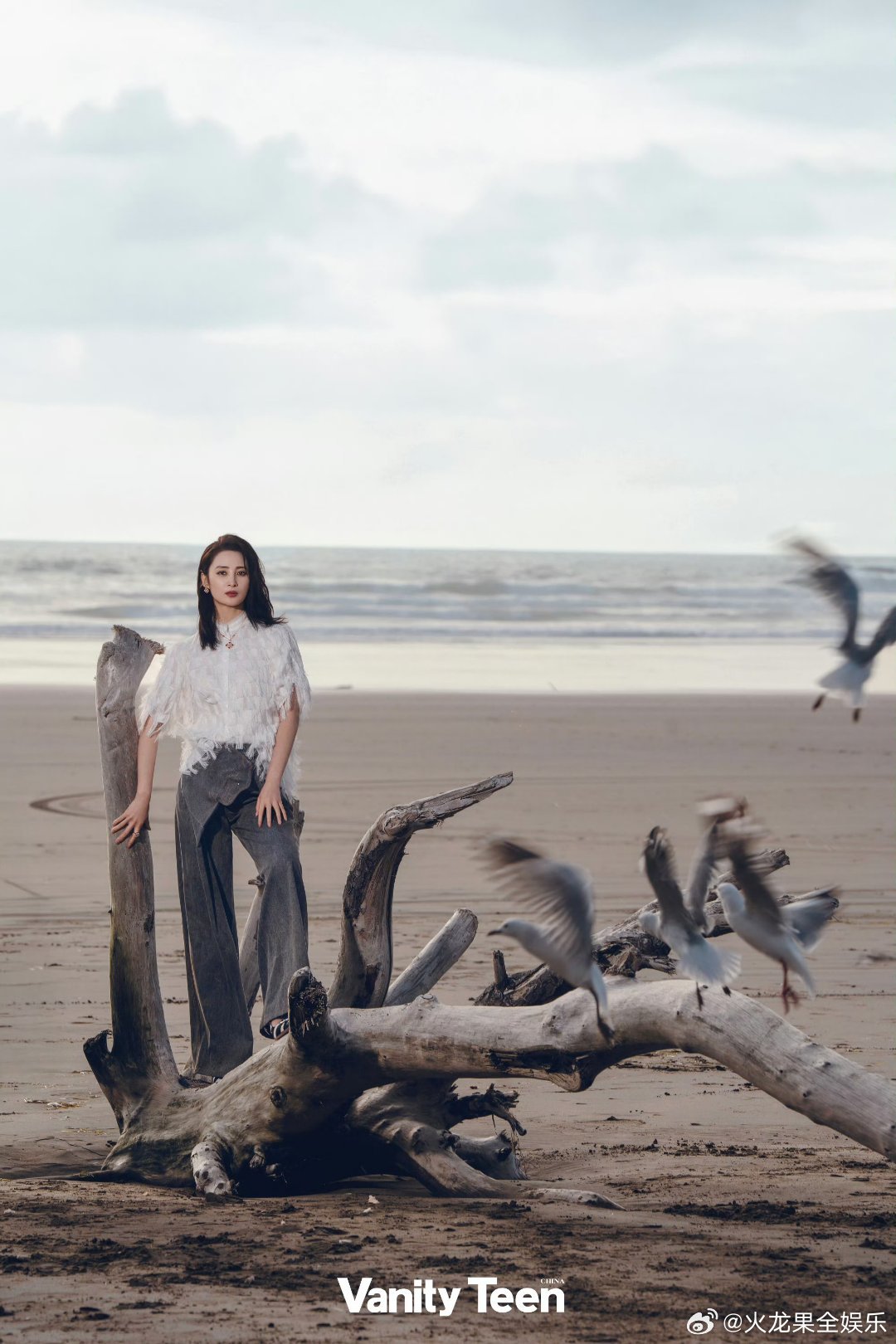 蒋勤勤海上神女造型 海风吹动裙摆，蒋勤勤化身新西兰礁石上的神女！条纹轻纱飘逸如仙