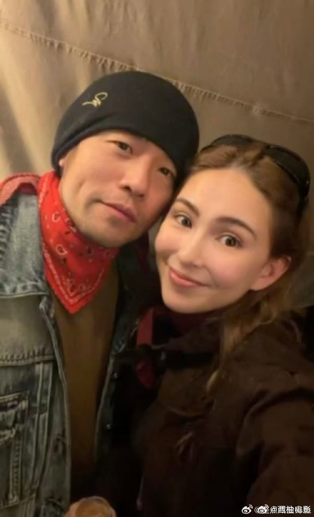 昆凌不愧是周杰伦严选偶遇昆凌也太幸福了，白裙黄外套造型干净又温柔，笑容甜美治愈，