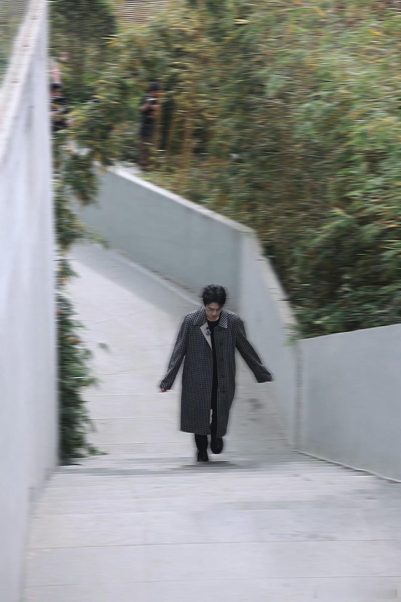 魏大勋新路透是你吗孟宴臣 暴击预警！魏大勋《周五晚高疯》路透自带孟宴臣滤镜，金边