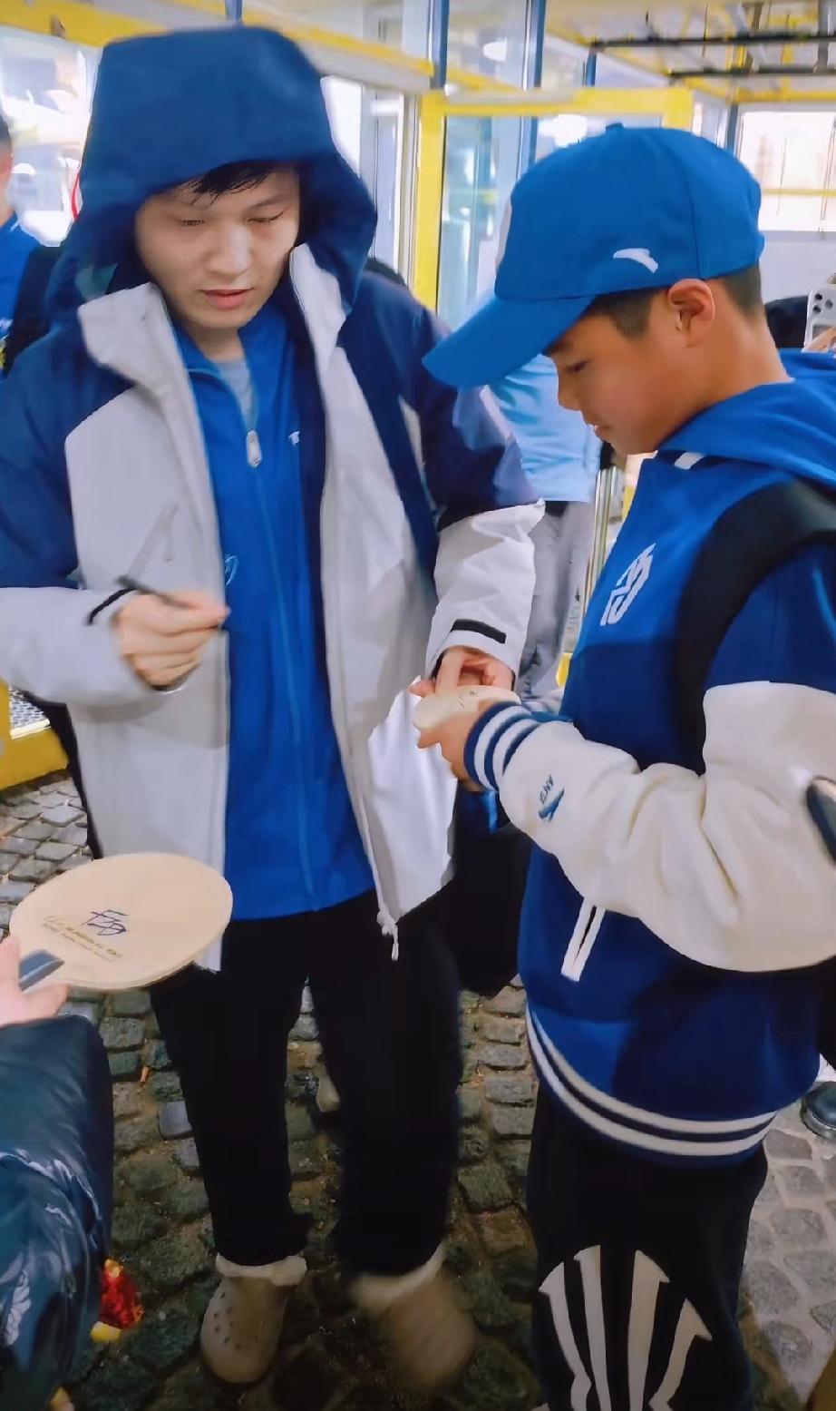 樊振东代表萨尔布吕肯俱乐部出战德甲联赛联赛一单两分帮助俱乐部取胜后，与队友一起离