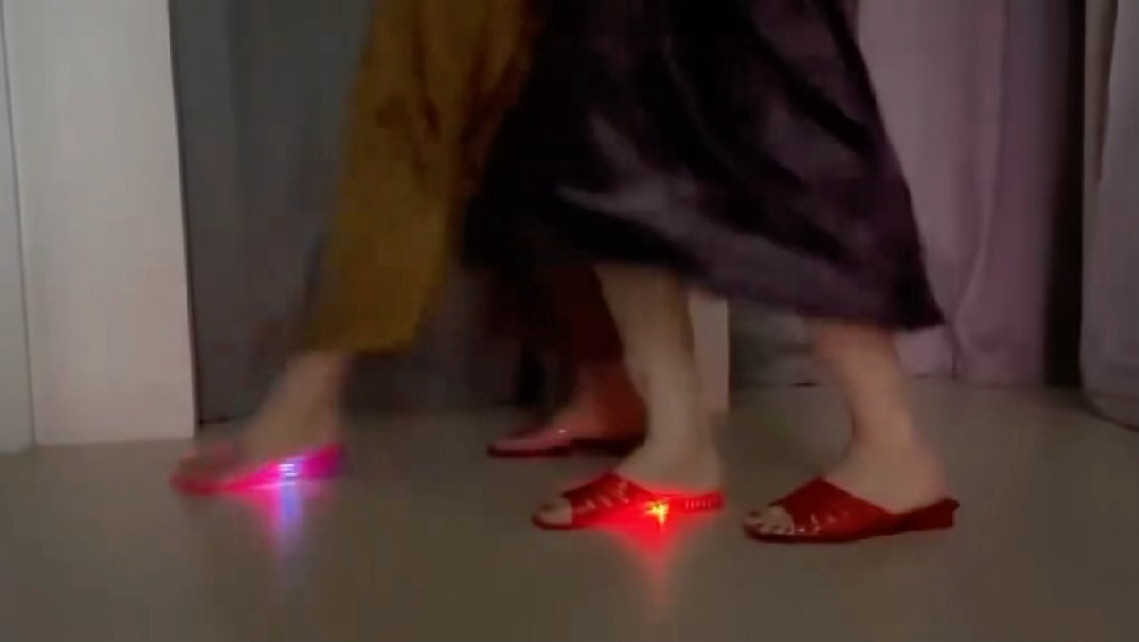 跟姐妹们一起炸翻夜店！准备当全场最闪耀的那颗星 ✨ 