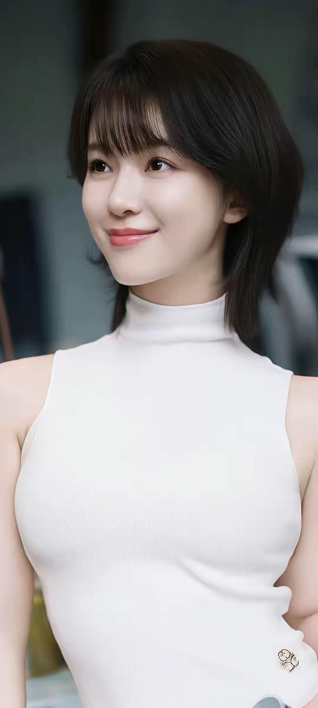 温柔甜美的微笑，白色无袖上衣，简约优雅。💖🍒🌟