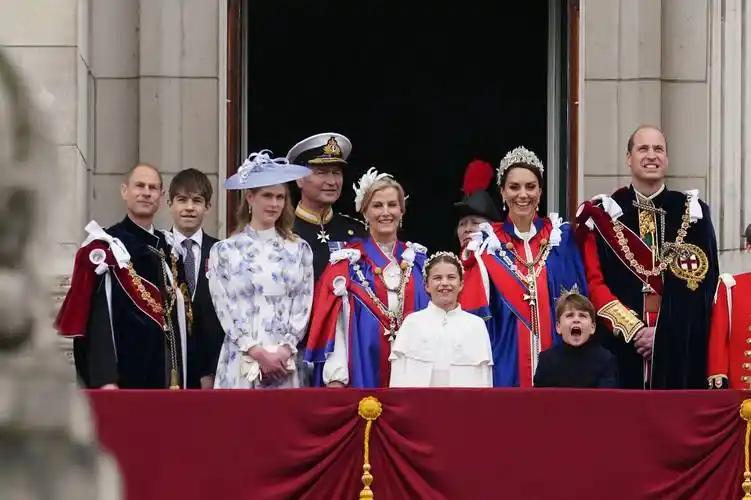 如果英国没了王室，会发生什么？
 
虽然他们光花钱不干活，没有实权，生活奢华，还