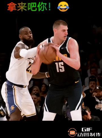 詹姆斯抢断约基奇一记暴扣教做人。
🏀问：这球有犯规吗？