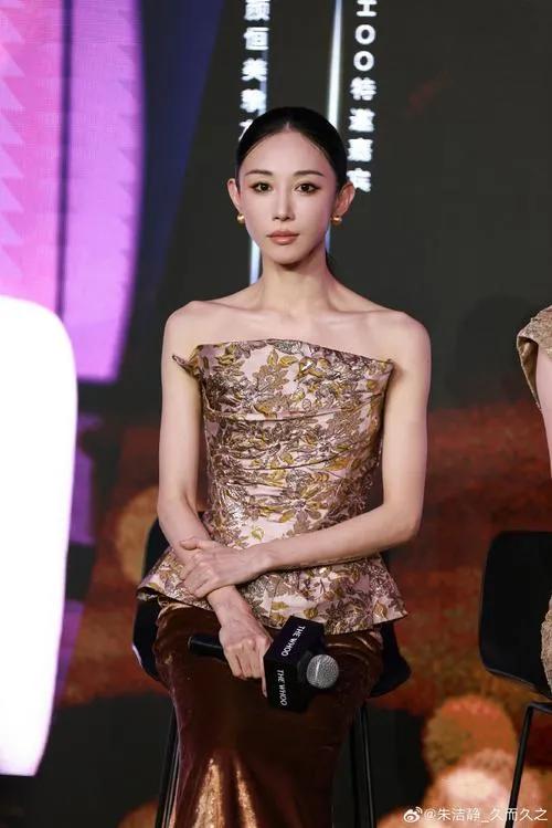 朱洁静病愈后惊艳亮相时装周，尽显优雅姿态。经历重病手术、八个月康复的她，如今状态