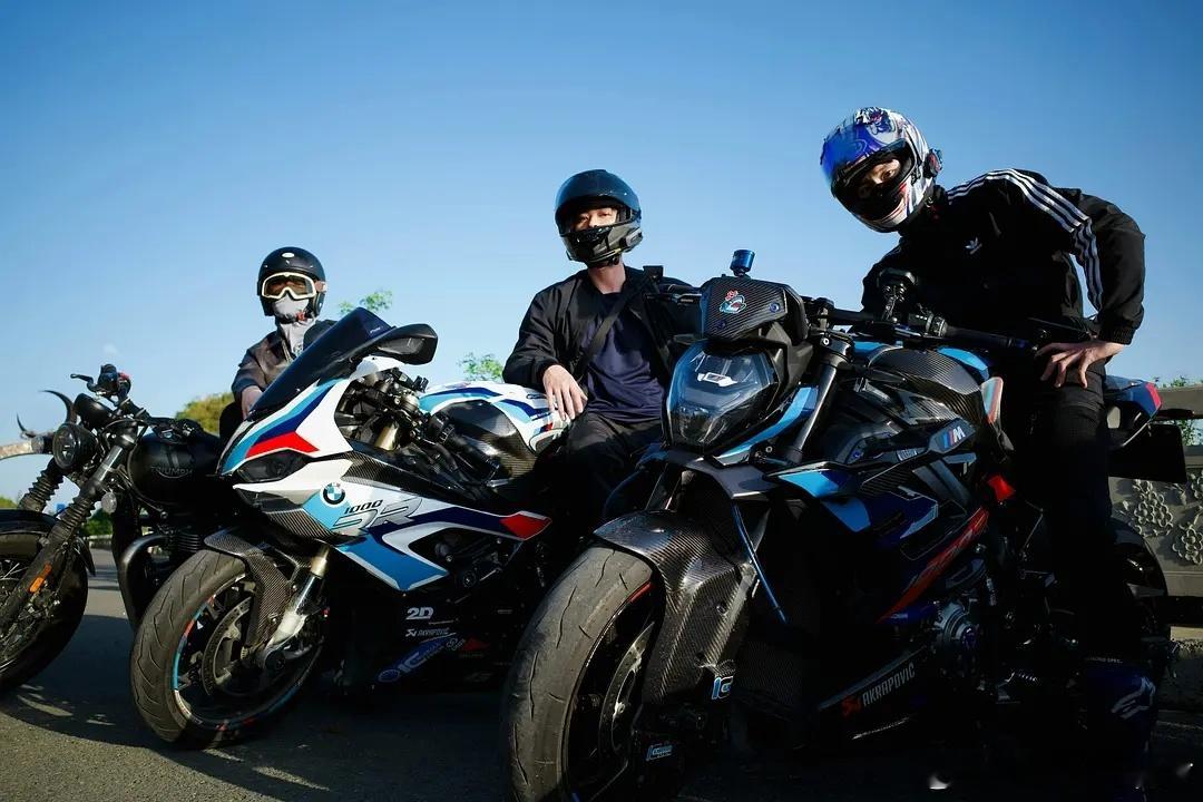 丞磊、何与机车兜风🏍️  五一大家都玩嗨了 ​​​