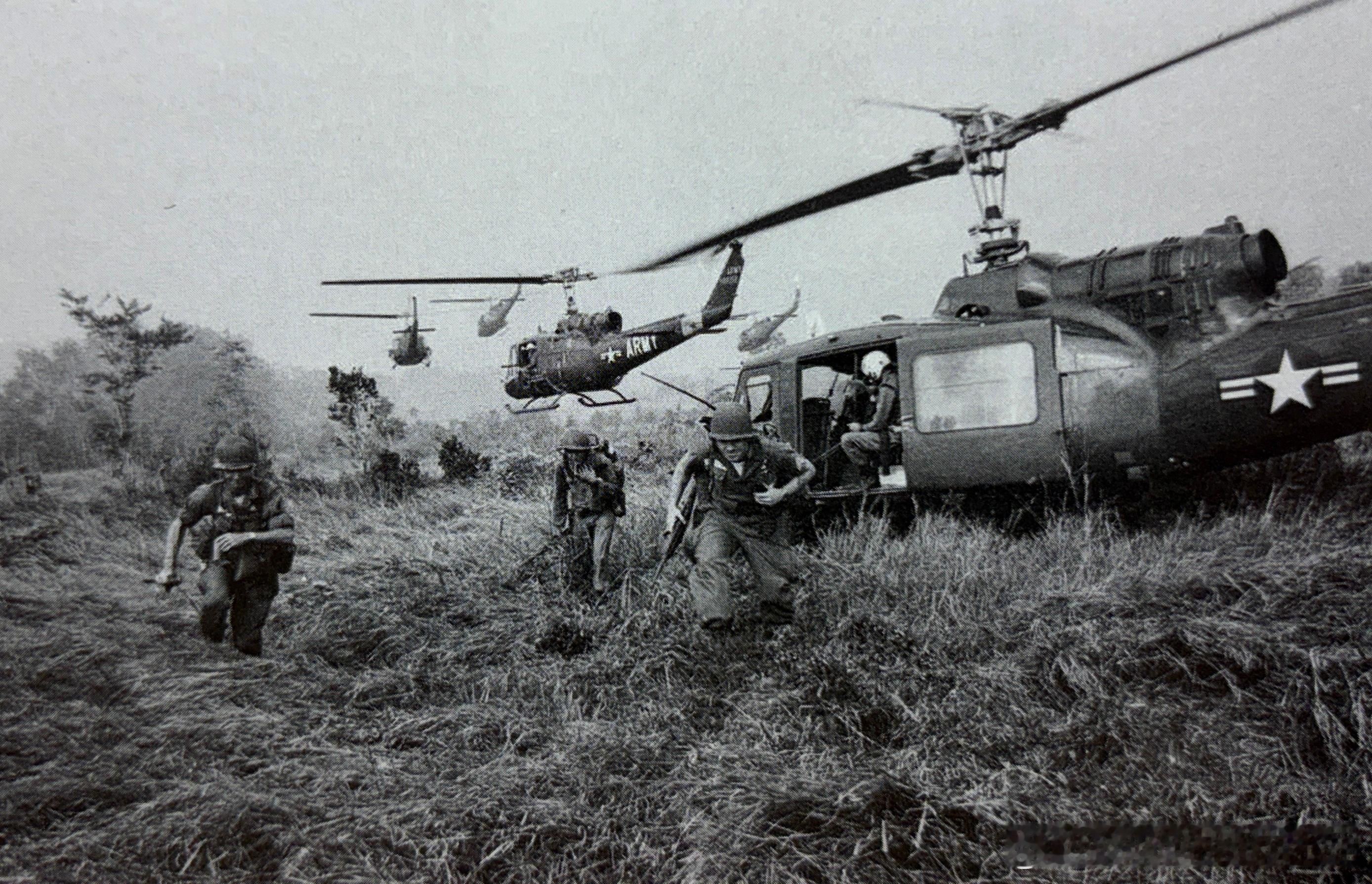 1965年美军士兵在南越从UH-1直升机上机降到地面军事历史全触达 ​​​