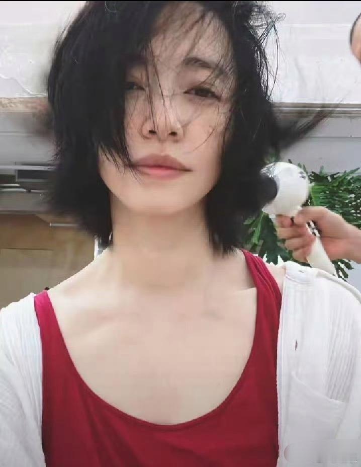 姚晨剪短发了还真是回到了从前！