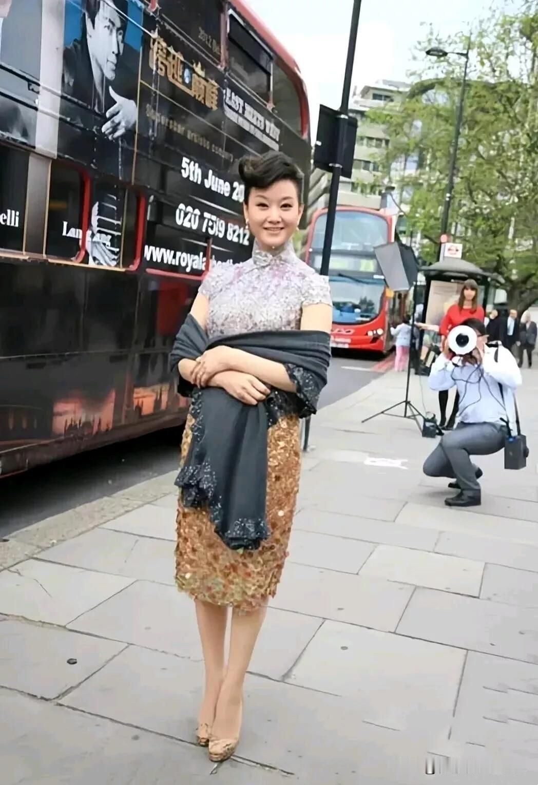 这是当之无愧的最美女歌唱家，她是属于骨相皮相都好看的美女，年轻有胶原蛋白撑起，老
